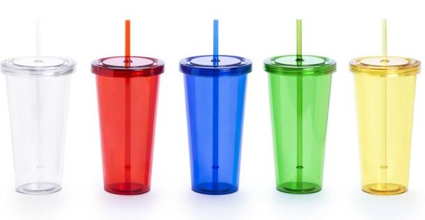 Señala el vaso que tiene el color del agua